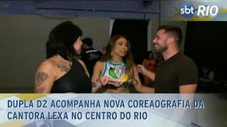 Dupla D2 acompanha nova coreaografia da cantora Lexa no Centro do Rio