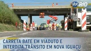 Carreta bate em viaduto e interdita trânsito em Nova Iguaçu