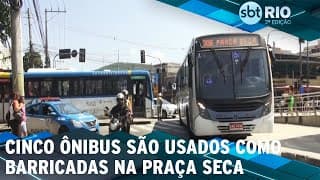 Cinco ônibus são usados como barricadas na Praça Seca