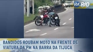 Bandidos roubam moto na frente de viatura da PM na Barra da Tijuca