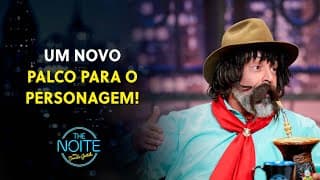 Gaudêncio troca banco da Praça é Nossa pelo sofá do The Noite | The Noite (22/05/25)