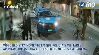 Vídeo registra momento em que policiais militares apontam armas para adolescentes negros em Ipanema