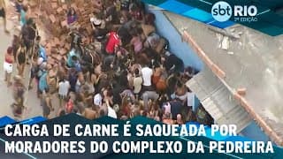 Carga de carne é saqueada por moradores do Complexo da Pedreira