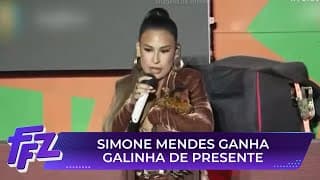 Simone Mendes ganha galinha de presente durante show | Fofocalizando 20/06/25