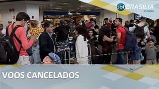Filas enormes, passageiros tentam remarcar voos | SBT Brasília 1ª Edição