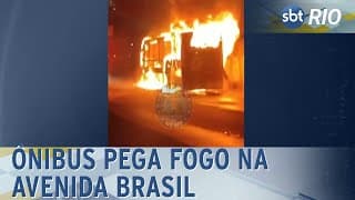 Ônibus pega fogo na Avenida Brasil