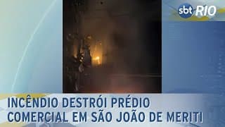 Incêndio destrói prédio comercial em São João de Meriti