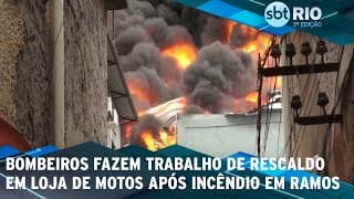 Bombeiros fazem trabalho de rescaldo em loja de motos após incêndio em Ramos