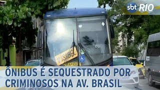 Ônibus sequestrado na Av. Brasil: criminosos tentaram levar coletivo para a favela