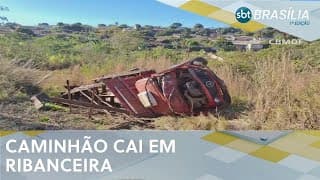 Motorista perde o controle e caminhão cai em ribanceira em Valparaíso | SBT Brasília 1ªed