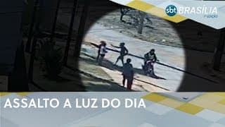 Mulher tem celular assaltado durante o dia no meio da rua | SBT Brasília 1ª edição