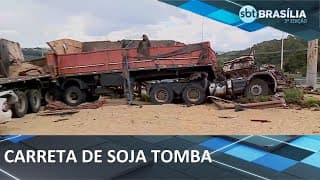 Carreta carregada de soja tomba e deixa veículos completamente parados | SBT Brasília 2° Edição