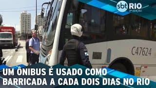 Um ônibus é usado como barricada a cada dois dias no Rio