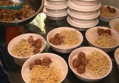 Gostinho de solidariedade: voluntários distribuem marmitas no Hospital do Câncer de Curitiba