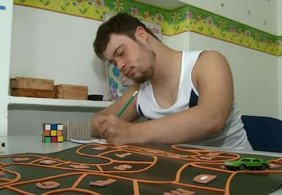 Psicopedagogia inclusiva ajuda estudante a vencer as barreiras da Síndrome de Down