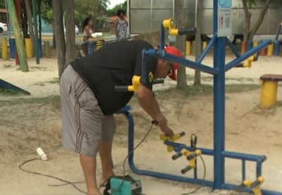 Homem conserta brinquedos de praça voluntariamente para ajudar vizinhos