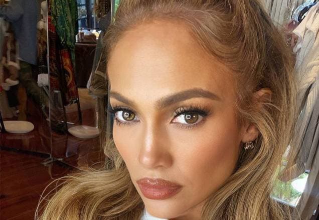 Aos 51 Anos Jennifer Lopez Ostenta Boa Forma Em Registro De Biquíni