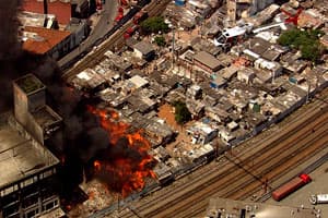 Águias se arriscam em mega incêndio