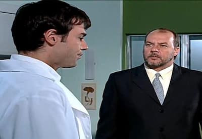 José Armando conta para Rodolfo que é o pai do filho da Esmeralda