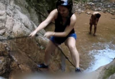 Péssima ideia! Mulher tenta escalar cachoeira, mas plano dá errado