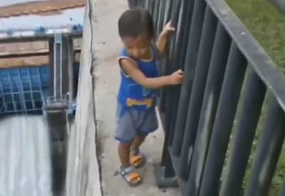 Vídeo de menino andando na beira do precipício é real? Caçadores de Fake investigam