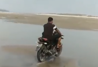 Péssima ideia! Homem tenta atravessar lago de moto e se dá mal