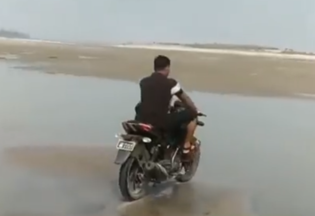 Péssima ideia! Homem tenta atravessar lago de moto e se dá mal - image