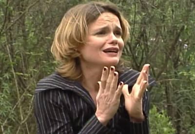 Morreu? Celine é perseguida por Zelão, cai de barranco e bate a cabeça