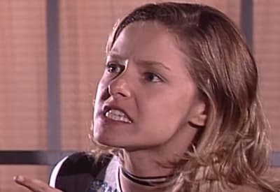 Nesta quinta-feira (29), Júlia flagra Alberto e Débora aos beijos