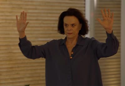 Tânia decide liberar Glória do sequestro na casa de Otto