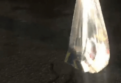 COM FACILIDADE - LADRÃO ARRANCA PORTA DE VIDRO E FURTA CIGARROS