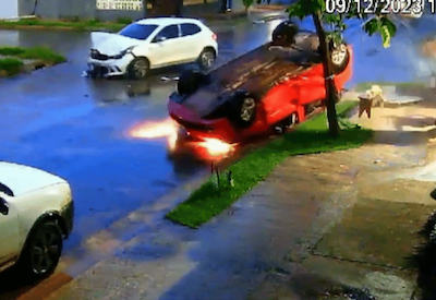 SEM SINALIZAÇÃO - COLISÃO ENTRE DOIS CARROS QUASE ATINGE POPULARES