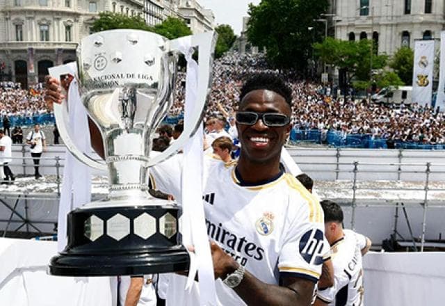 "Vinicius, Bola de Ouro"; torcida do Real Madrid comemora título da La Liga