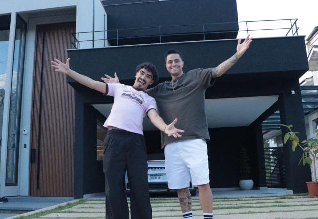 Joãozinho conhece a mansão do streamer LOUD Coringa e ainda dirige carro de luxo avaliado em 1,5 milhão de reais