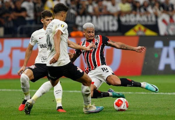 Corinthians x São Paulo: onde assistir, escalações e desfalques