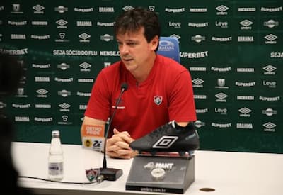 Diniz chora em despedida do Fluminense: "Não sei se vou trabalhar esse ano"