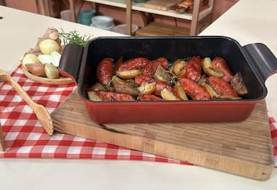 Receita de linguiça toscana assada com batata, cebola e ervas frescas