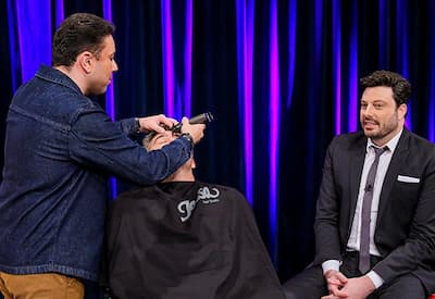 Thierry Figueira passa por transformação no  palco do The Noite