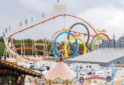 Homem morre ao ser atingido por montanha russa em evento teste da Oktoberfest na Alemanha