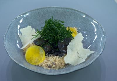 Feijoada, crocante de arroz, feijão preto gordo, ninho de couve, espuma de laranja e farofa de bacon