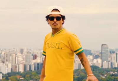 Bruno Mars curte bar em São Paulo de chinelo e boné do Brasil