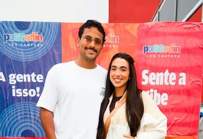 Lucas Pizane e Giovanna Lima trocam beijos durante show em SP