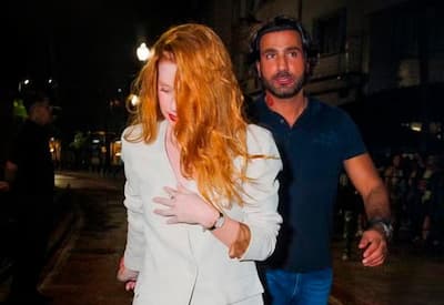 Marina Ruy Barbosa deixa marca de batom em noivo durante festa