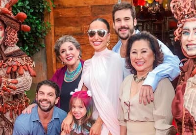 Sabrina Sato posa com Duda Nagle e Nicolas Prattes no aniversário da filha