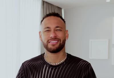 Após dizer que é um novo homem, Neymar é flagrado em balada