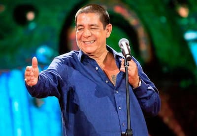 Zeca Pagodinho se veste de Papai Noel e faz a alegria das crianças de Xerém