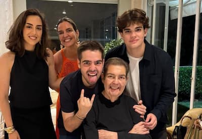 Fausto Silva aparece celebrando Natal em família