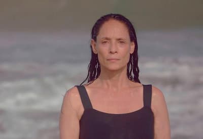 Sonia Braga surpreende ao surgir com cabelos totalmente brancos