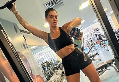 Kelly Key se diverte com cachorro durante treino