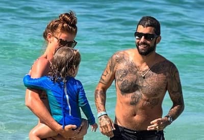 Pedro Scooby leva fãs à loucura ao publicar vídeo com filha e esposa: "Paizão"